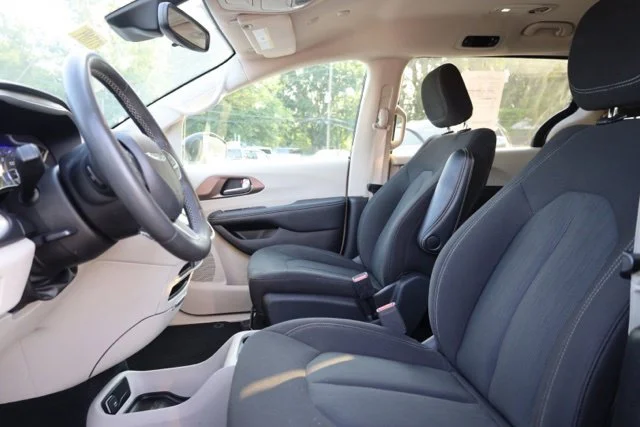 Used 2023 Black Chrysler LX image 18