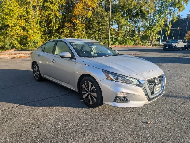 Used 2022 Silver Nissan 2.5 SV image 1