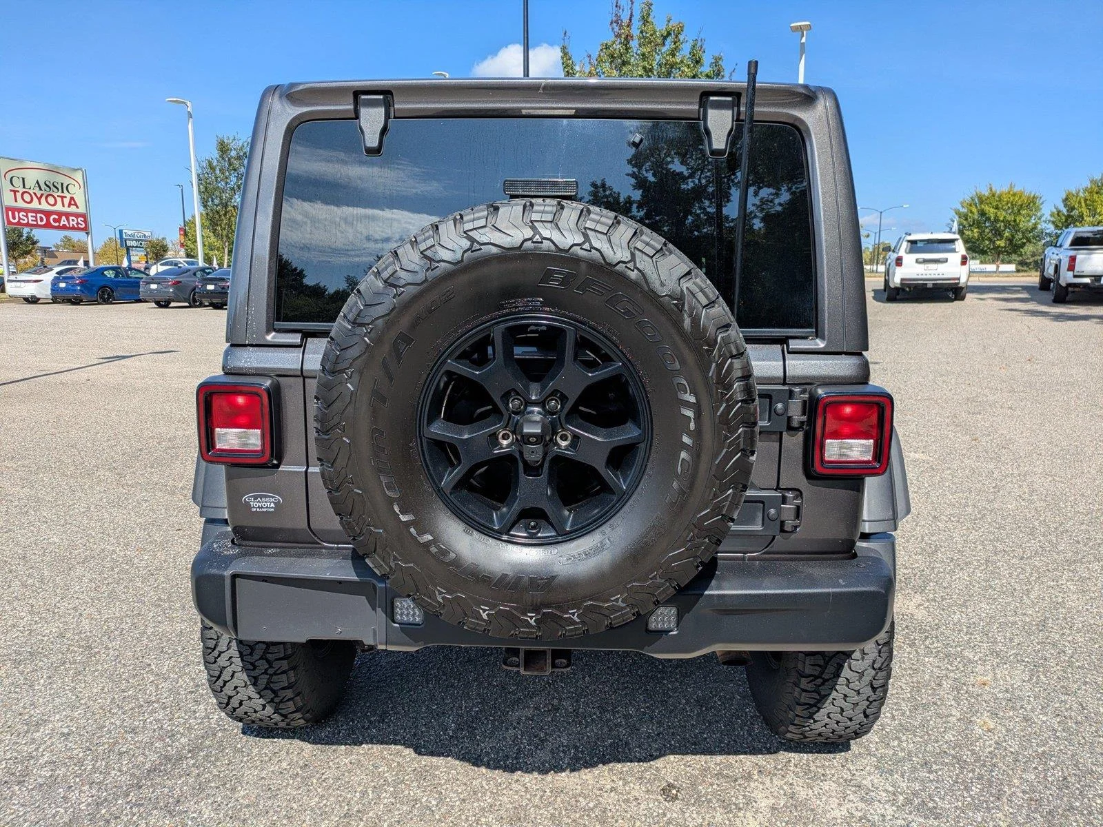 Used 2018 Granite Crystal Metallic Clearcoat Jeep Rubicon image 5