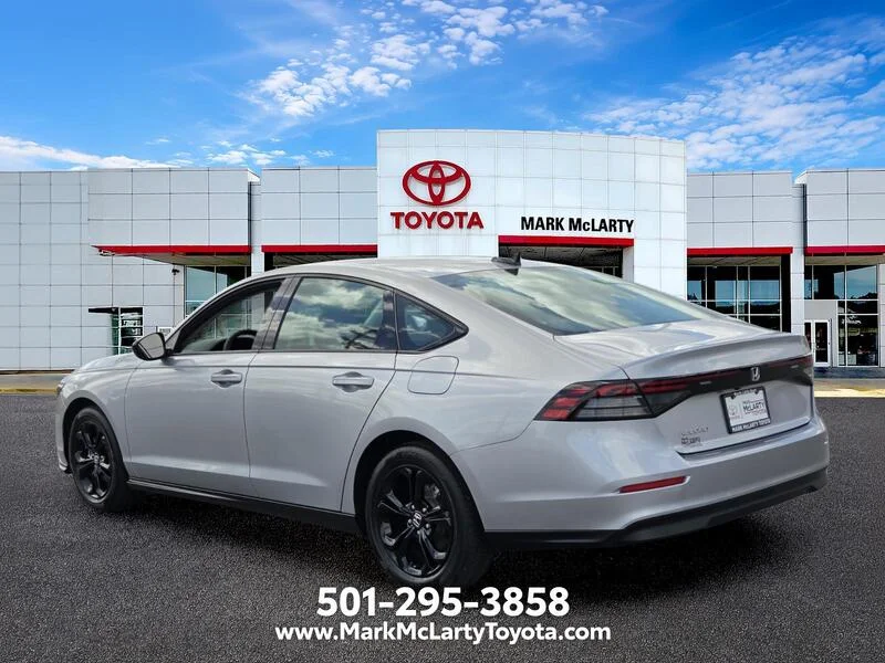 Used 2025 Solar Silver Metallic Honda SE CVT image 3