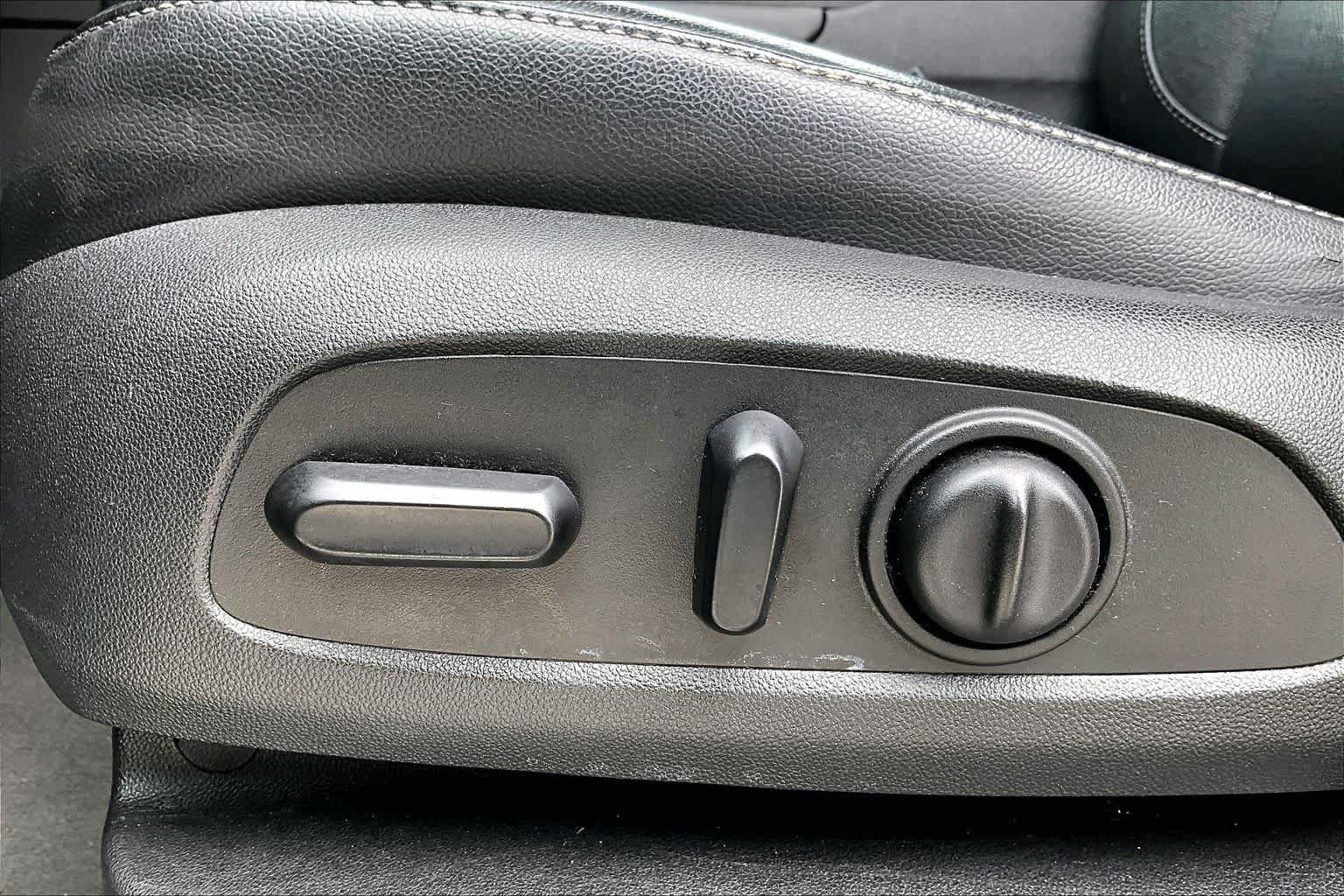 Used 2020 Dark Sky Metallic GMC SLT image 28
