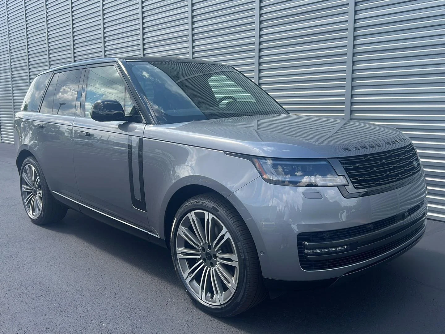 New 2026 Eiger Grey Metallic Land Rover SE image 7