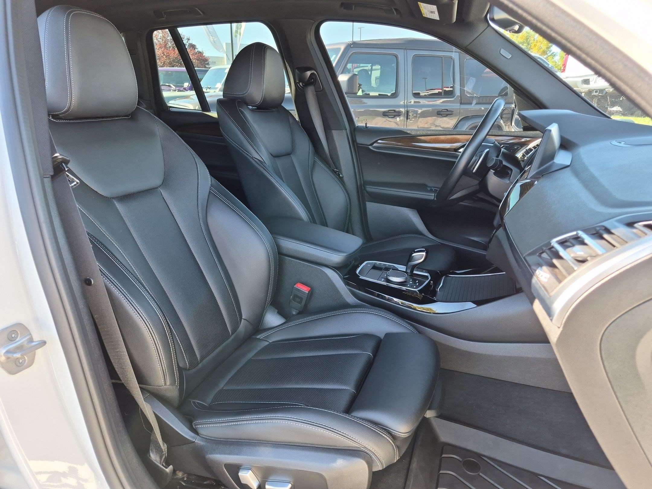 Used 2022 White BMW xDrive30i image 32