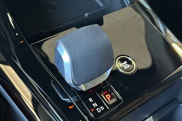 New 2026 Varesine Blue Land Rover Dynamic SE image 20