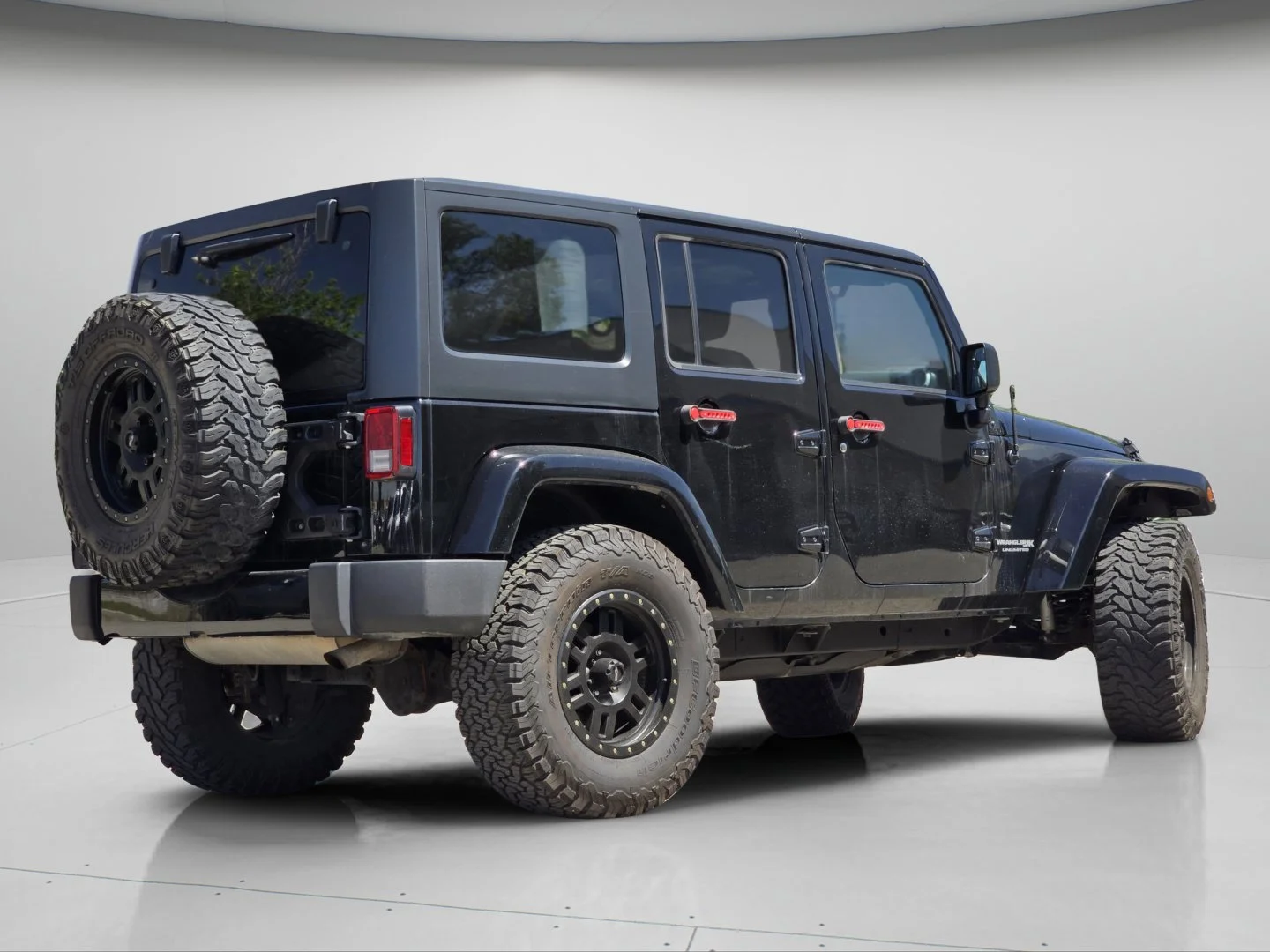 Used 2018 Black Clearcoat Jeep Sahara image 17