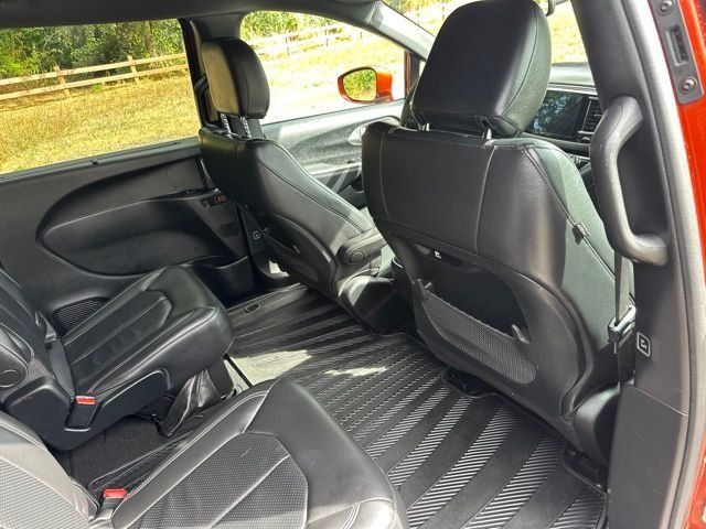 Used 2018 Copper Pearlcoat Chrysler Touring L image 25