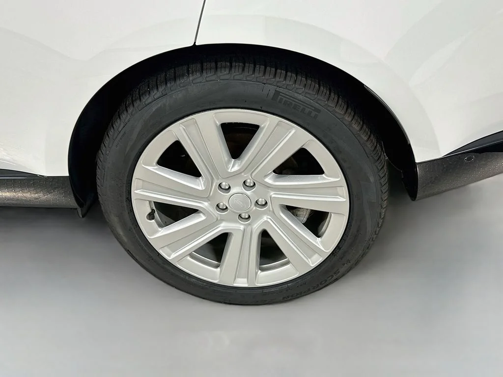 Used 2023 Fuji White Land Rover SE image 34