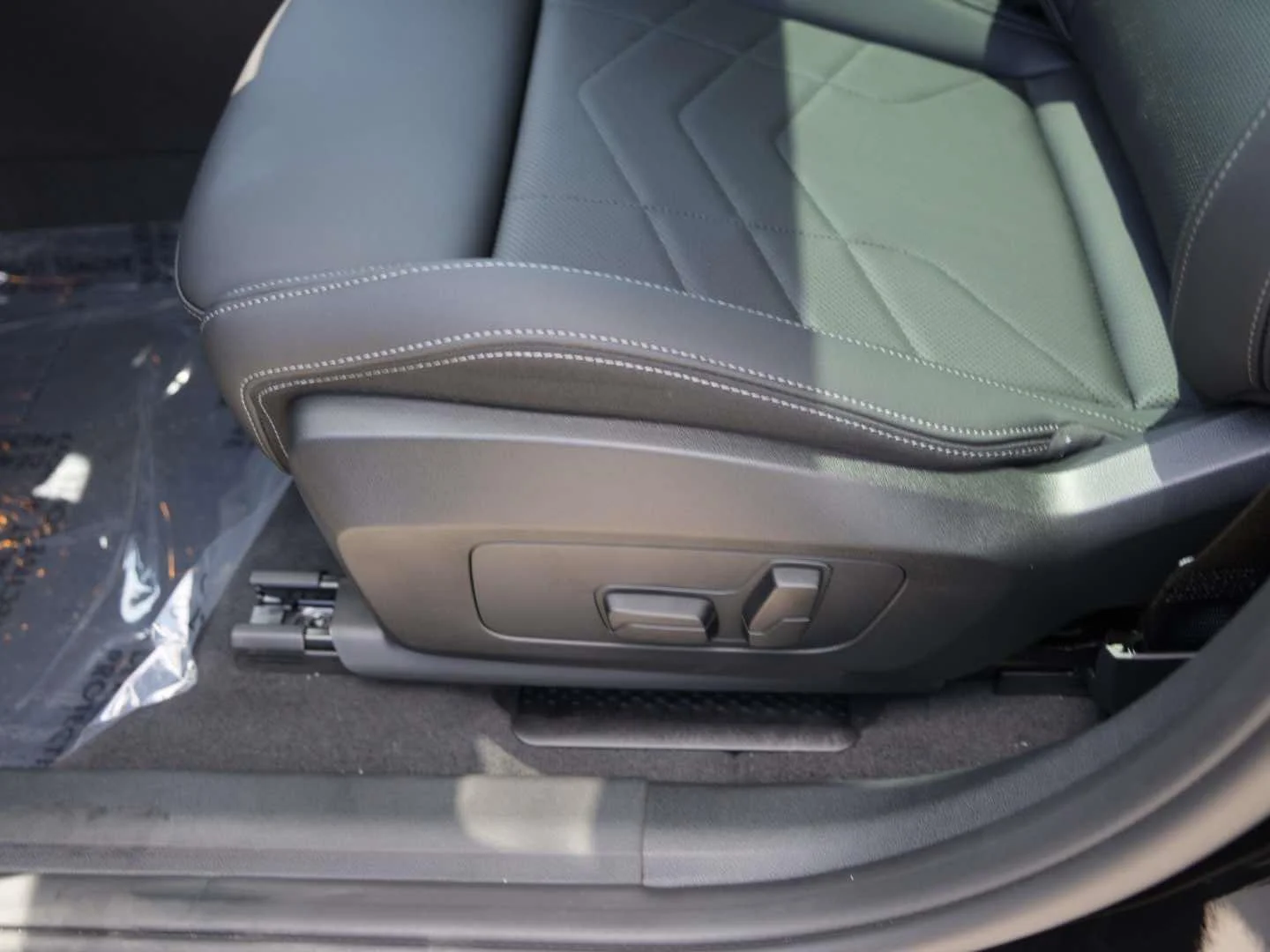 New 2026 Black Sapphire Metallic BMW xDrive28i image 15