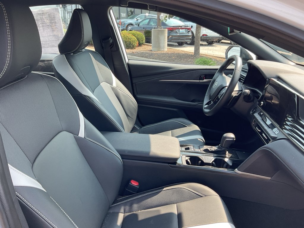 Used 2025 Ice Cap Toyota SE image 11