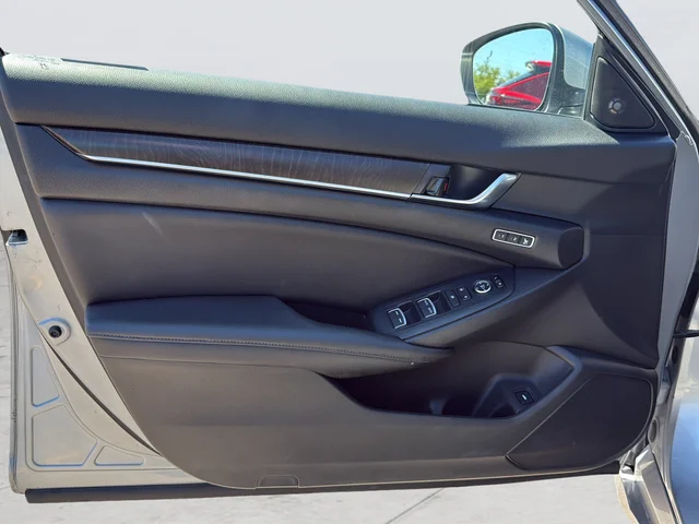 Used 2019 Silver Honda EX-L image 16