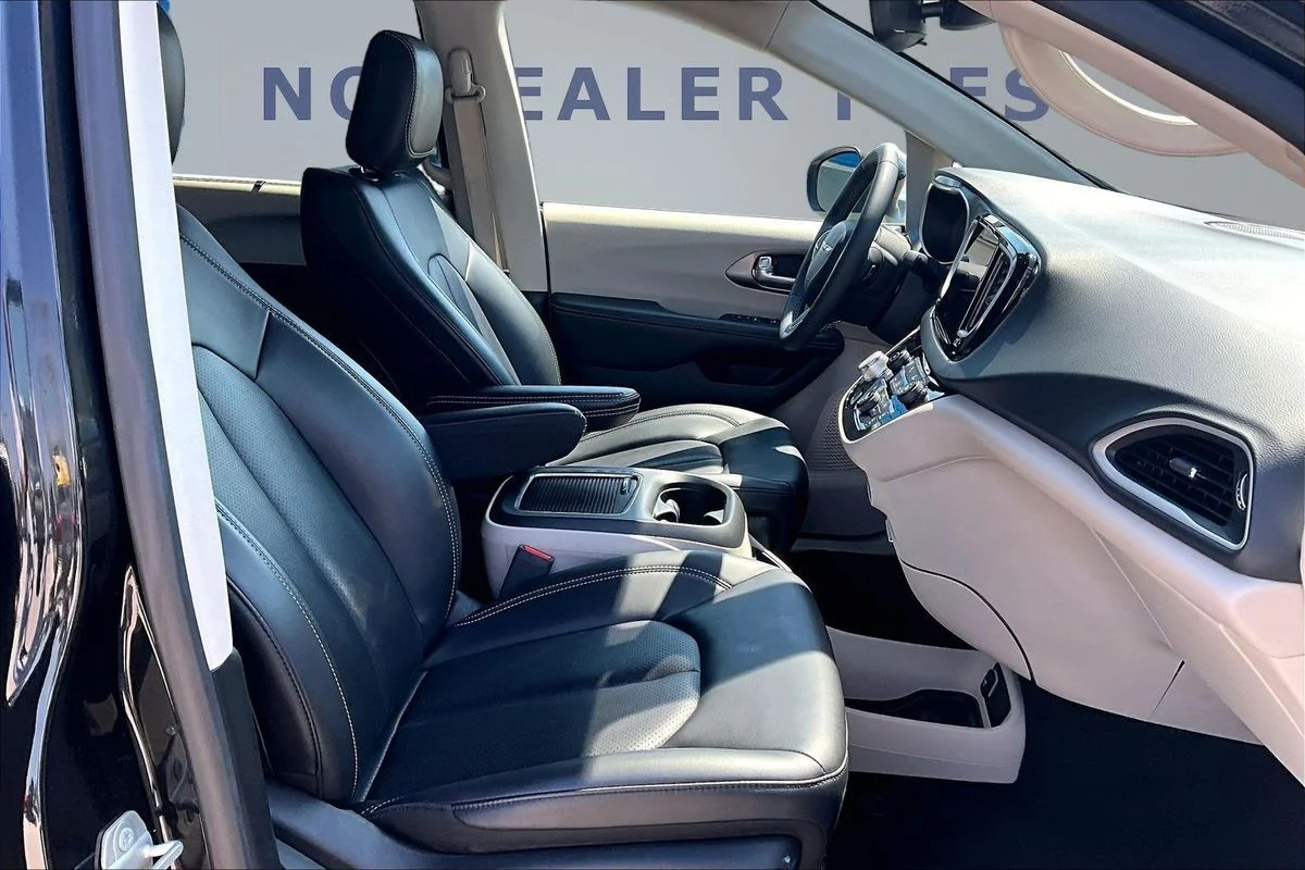 Used 2023 Black Chrysler Touring L image 30