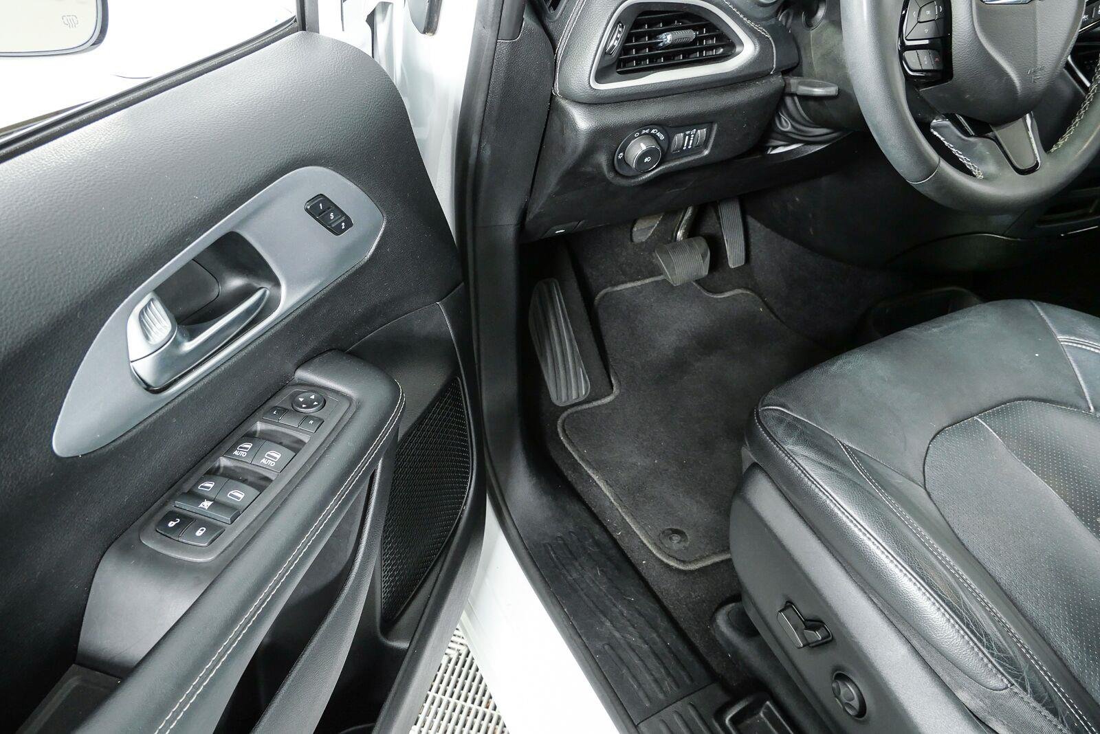 Used 2022 Bright White Clearcoat Chrysler Hybrid Touring L image 8