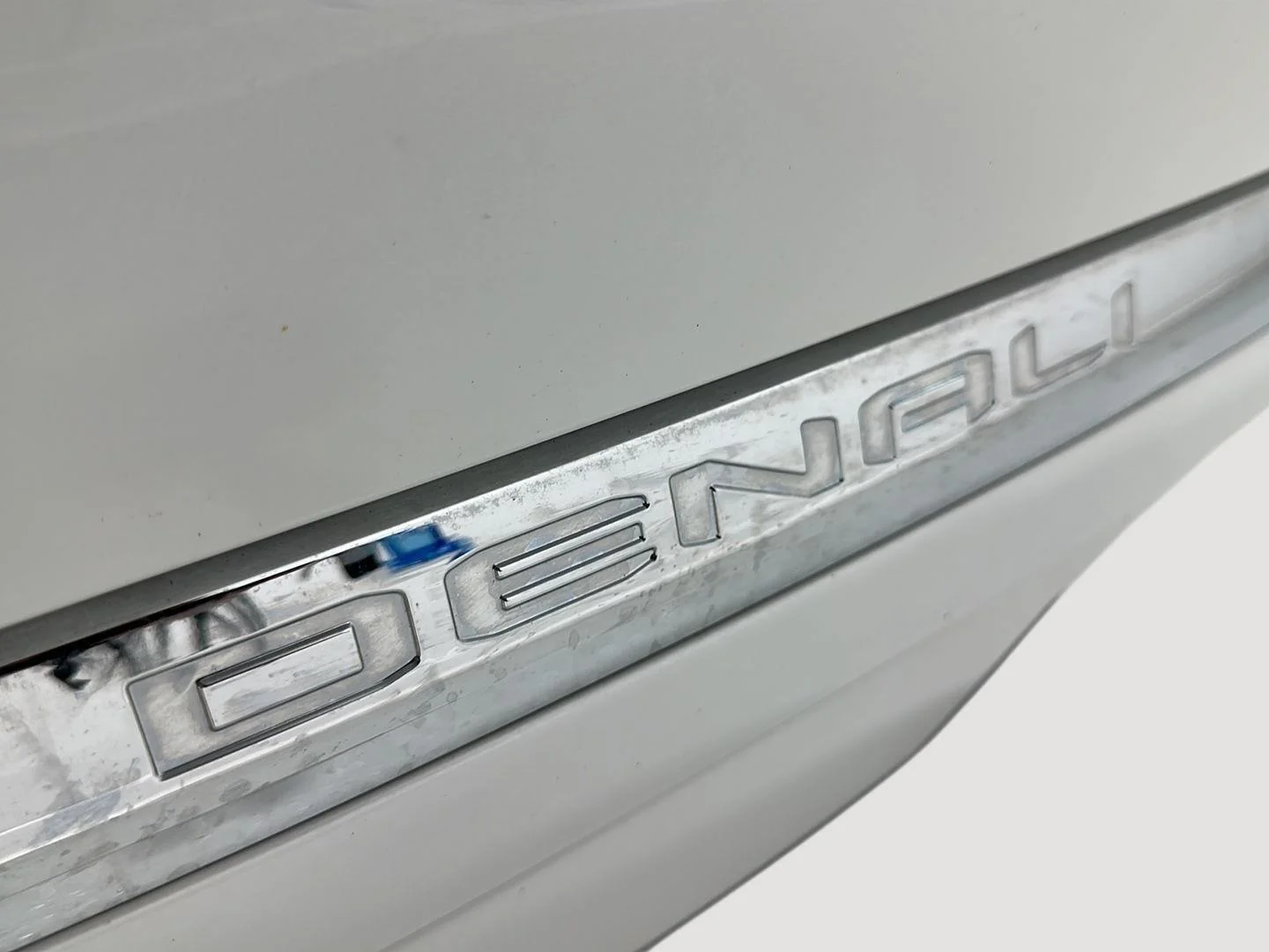 Used 2023 White Frost Tricoat GMC Denali image 33