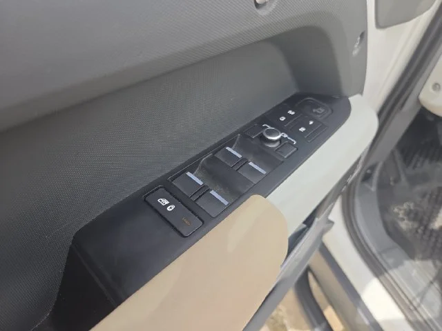 Used 2022 White Land Rover SE image 11