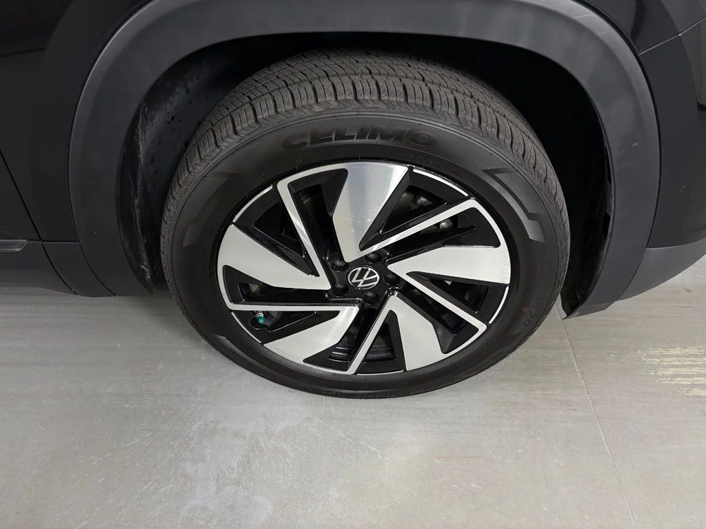 Used 2025 Black Volkswagen 2.0T SE w/Technology image 9