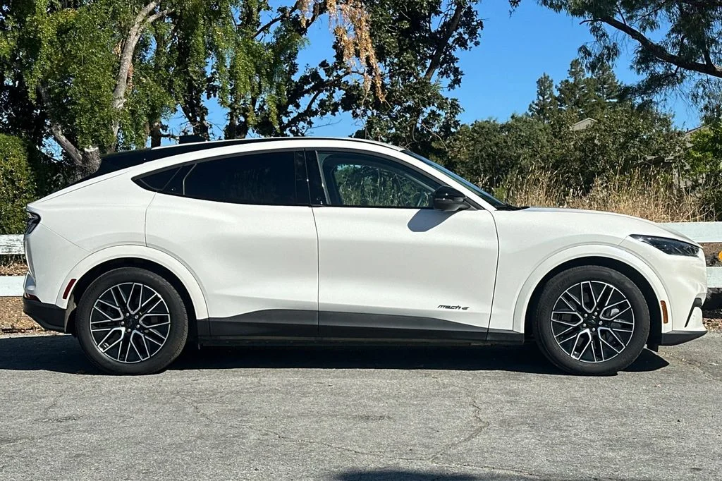 Used 2025 White Metallic Ford Premium image 3