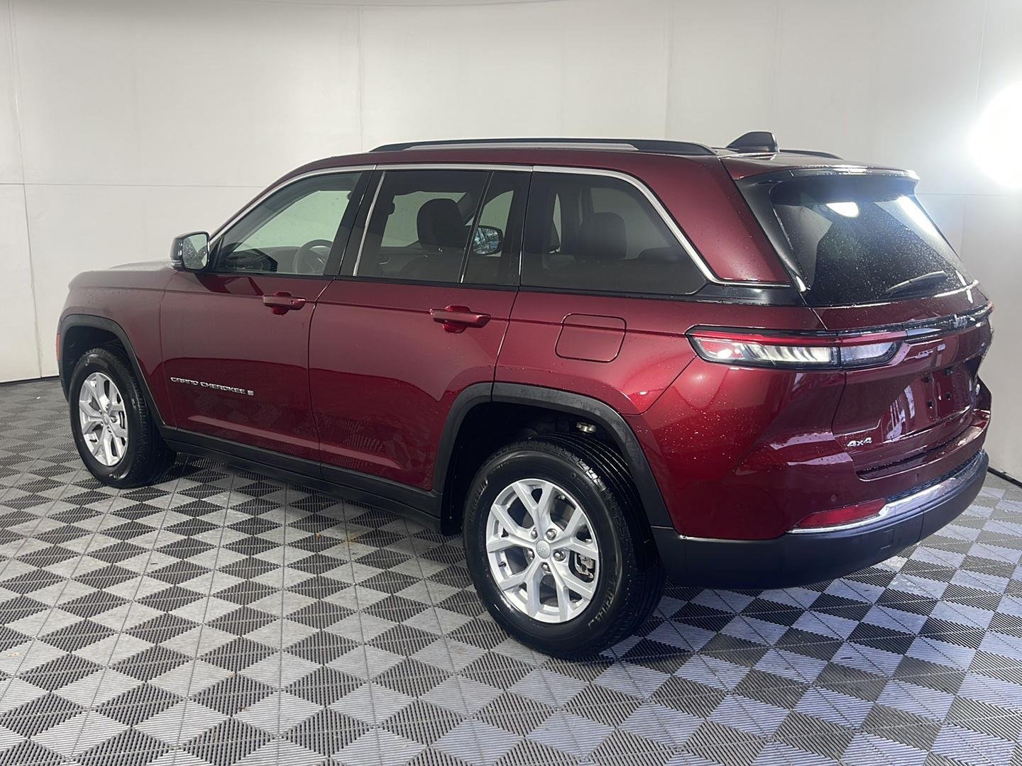 Used 2023 Velvet Red Pearlcoat Jeep Limited image 9