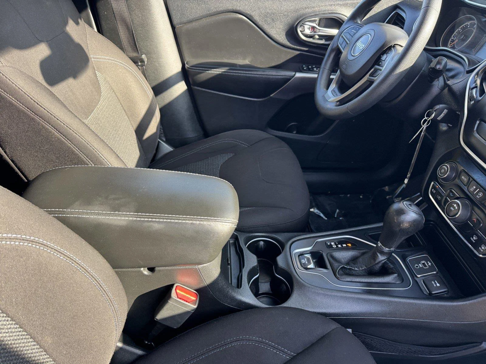 Used 2019 Diamond Black Crystal Pearlcoat Jeep Latitude image 8
