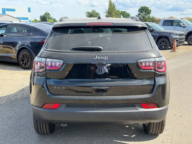 New 2026 Diamond Black Crystal Pearlcoat Jeep Latitude image 7