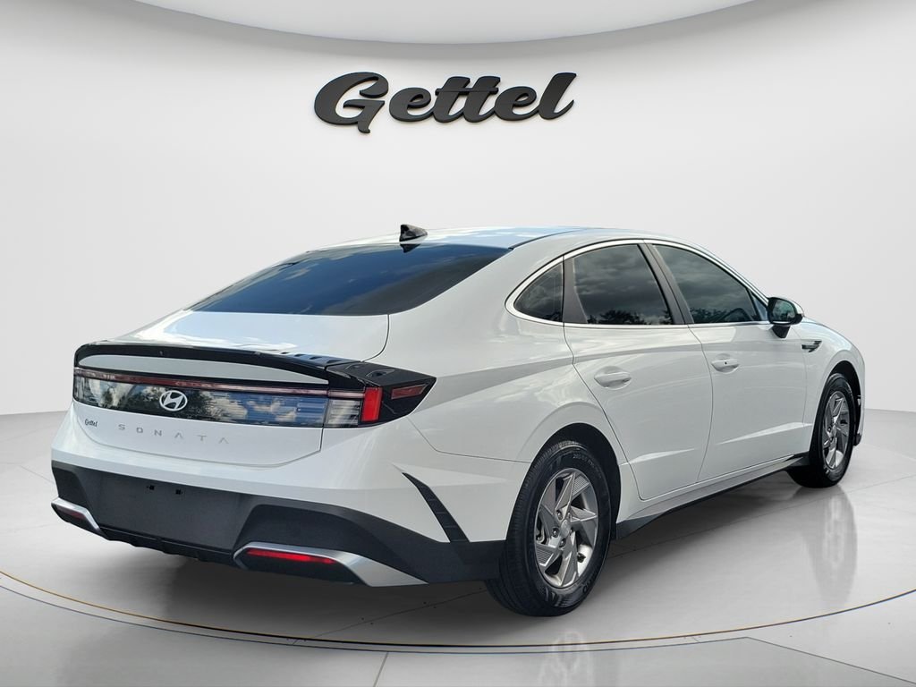 Certified Used 2025 White Hyundai SE image 5