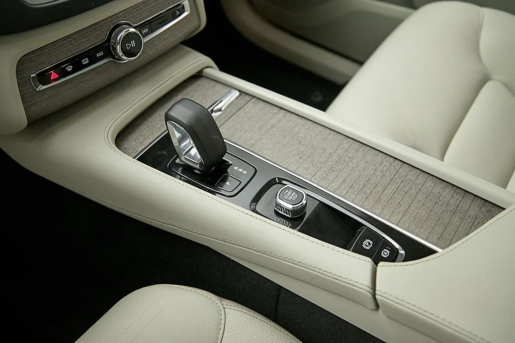 New 2023 Crystal White Volvo Plus image 17