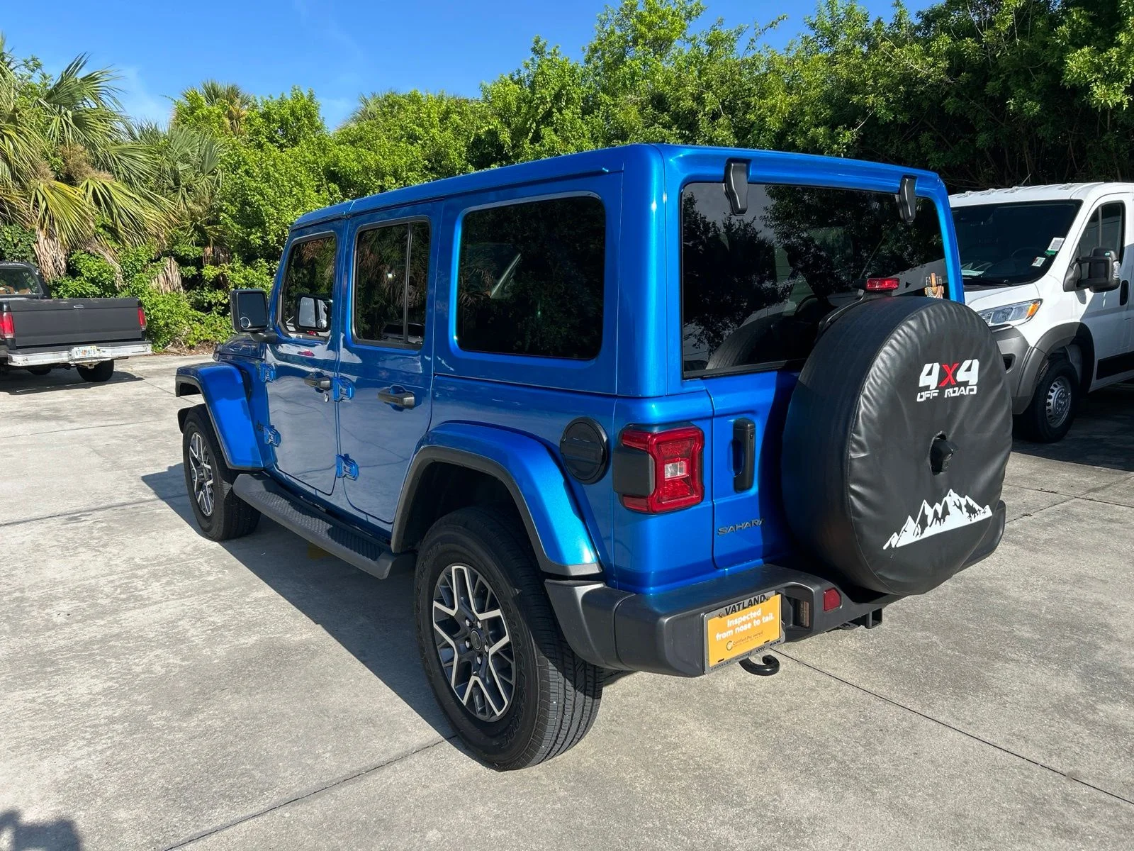 Used 2025 Blue Pearl Jeep Sahara image 3