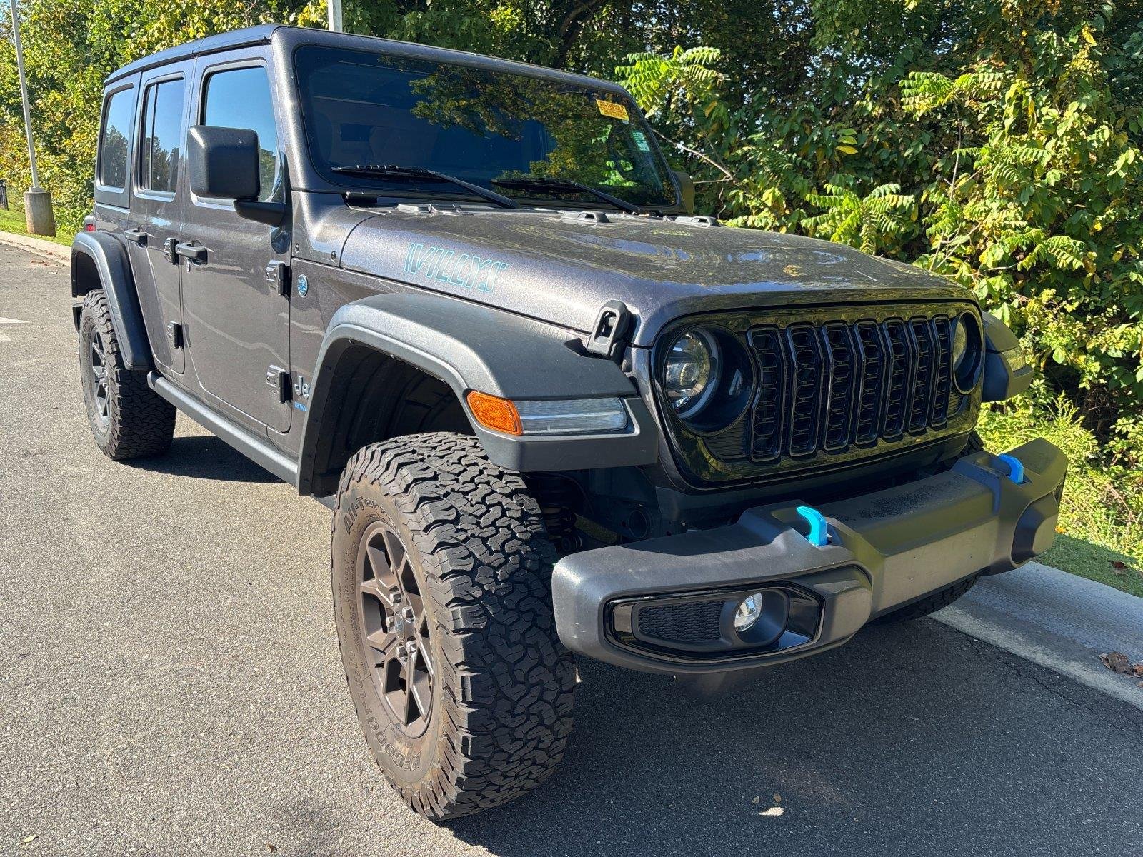 Used 2024 Granite Crystal Metallic Clearcoat Jeep Willys image 7