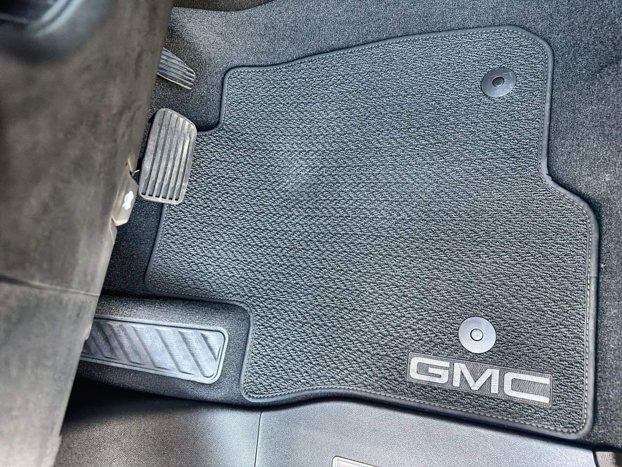 Used 2024 Onyx Black GMC Denali image 30