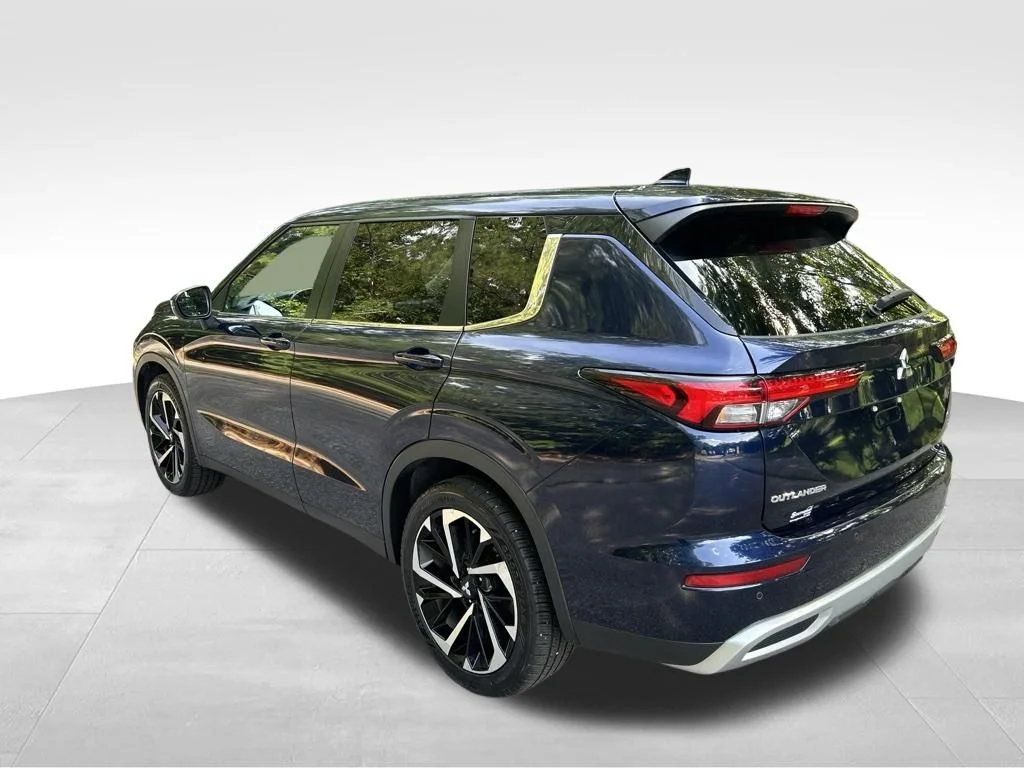 Used 2024 Black Mitsubishi SE image 3