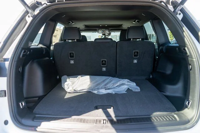 New 2026 Bright White Clear-Coat Exterior Paint Jeep Laredo Altitude image 9