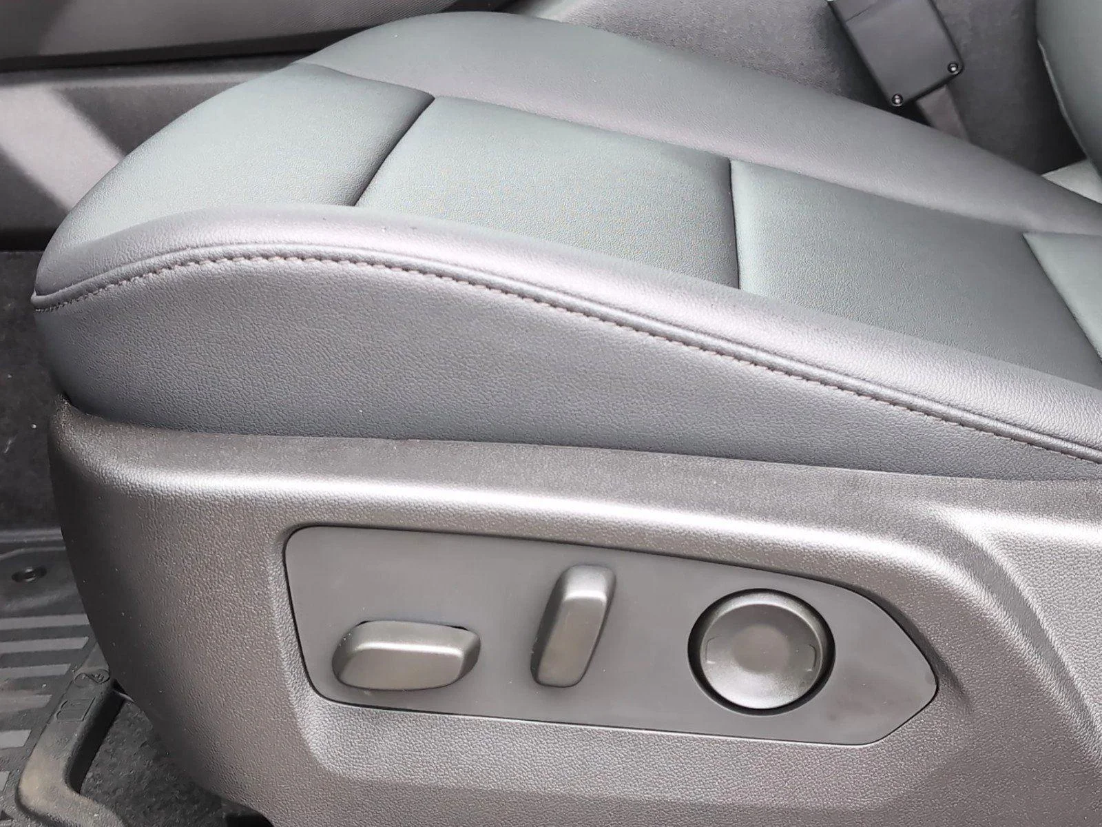 New 2026 Summit White Chevrolet Trail Boss image 29