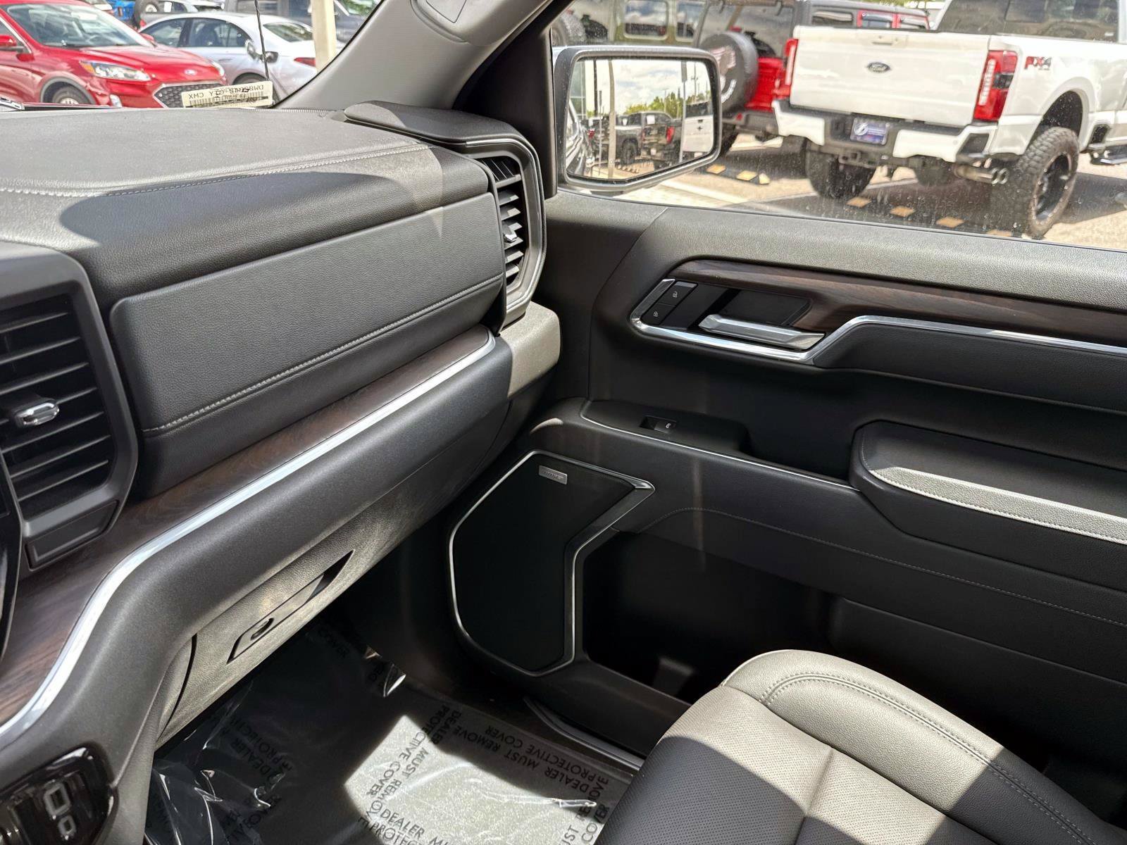 Used 2025 Onyx Black GMC SLT image 26