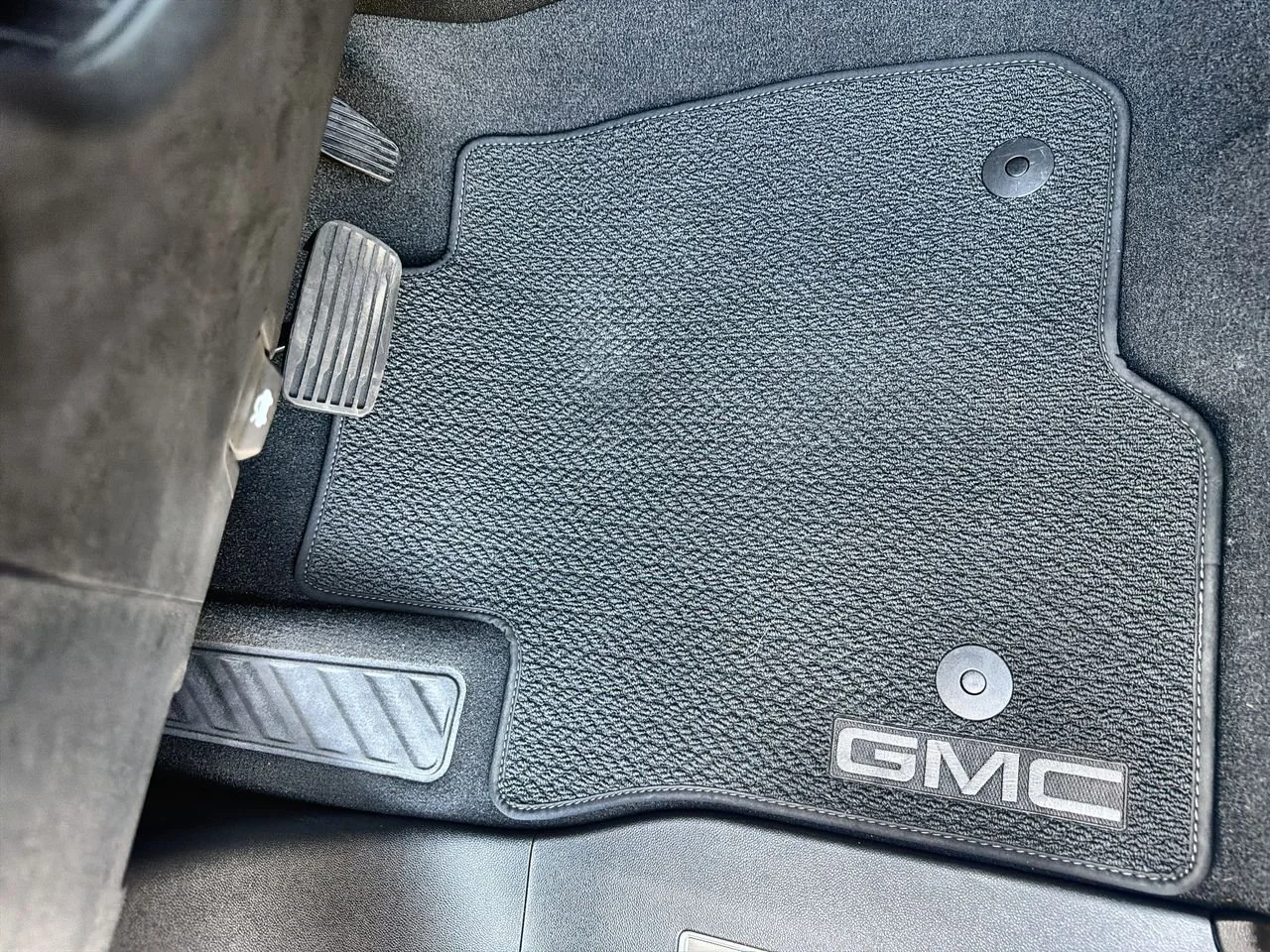Used 2024 Onyx Black GMC Denali image 30