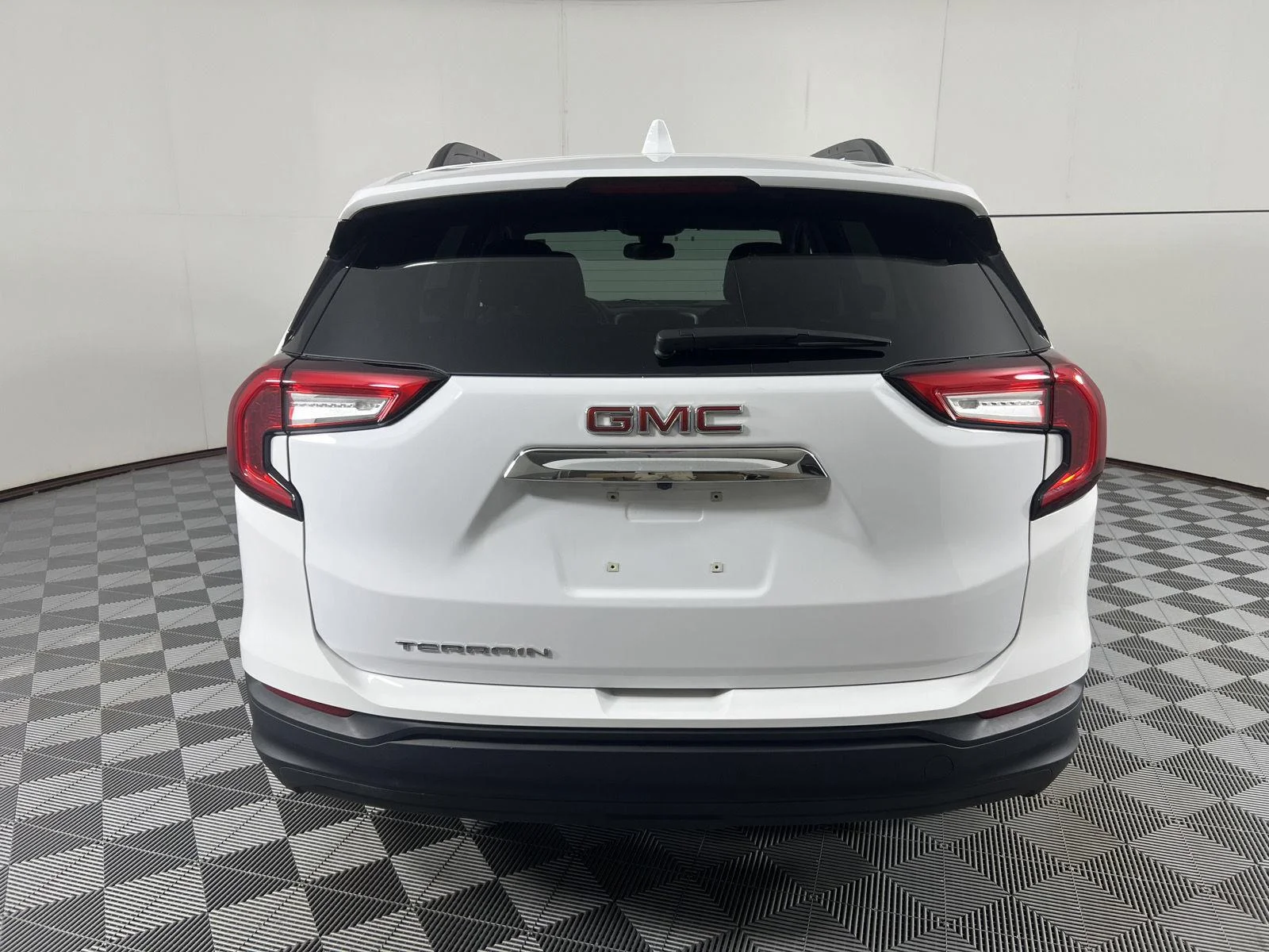 Used 2024 Summit White GMC SLE image 10