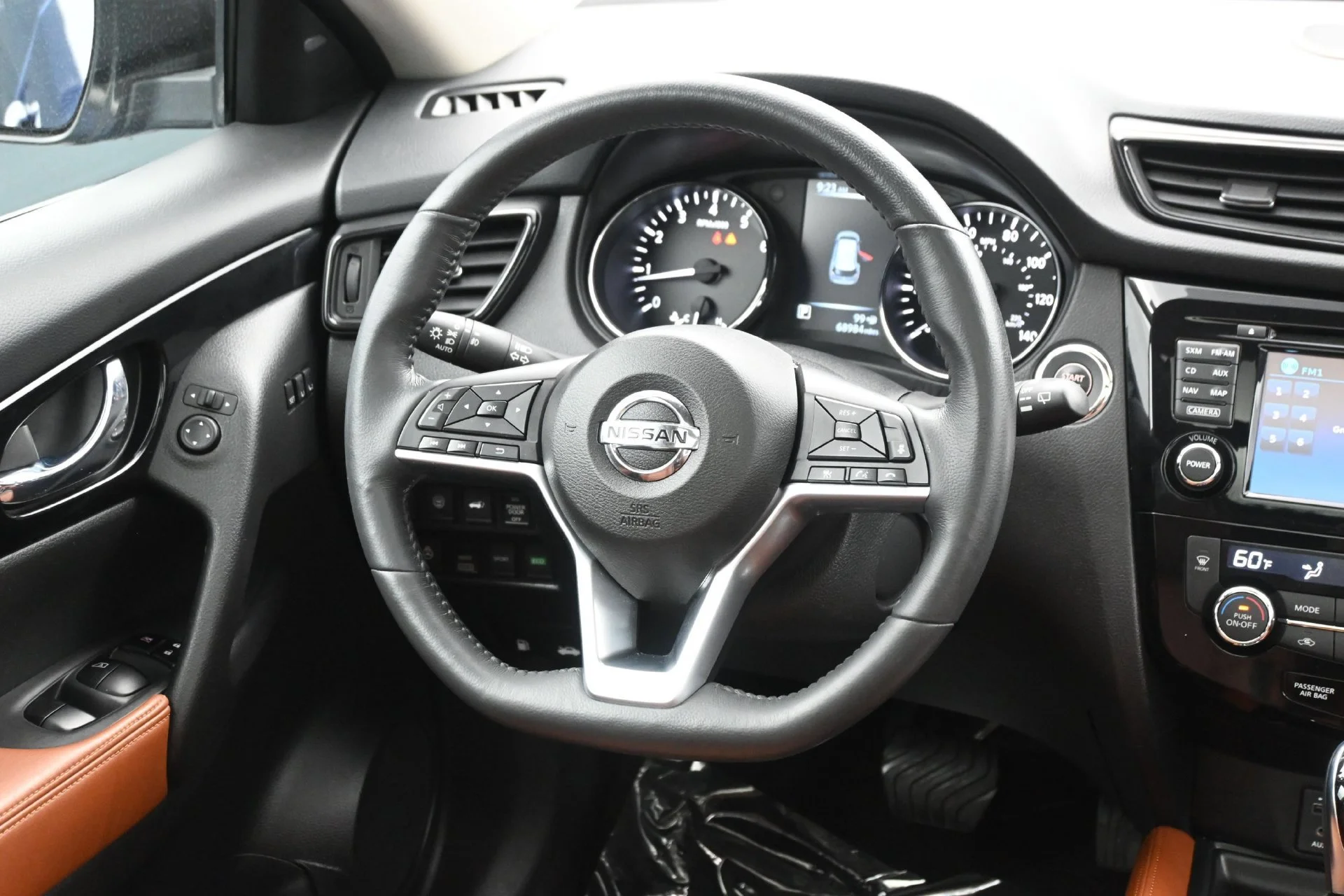 Used 2017 Caspian Blue Nissan SL image 16