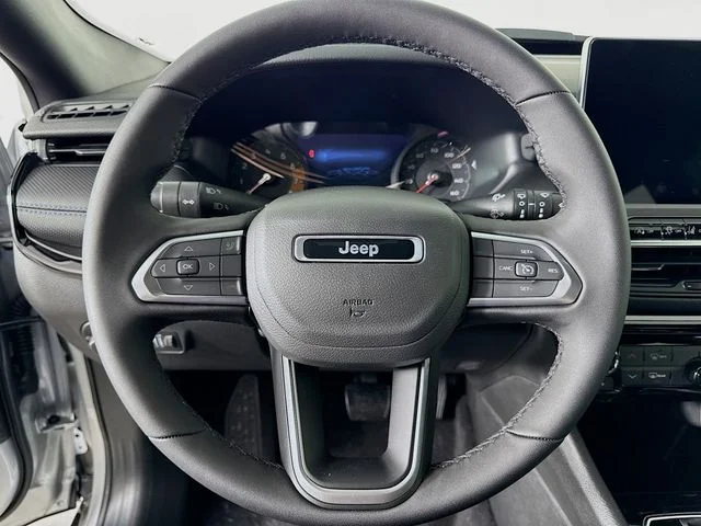 New 2026 Silver Zynith Metallic Clear-Coat Exterior Paint Jeep Latitude image 11