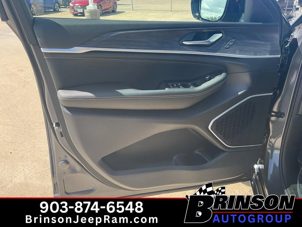New 2026 Baltic Gray Metallic Clear-Coat Exterior Paint Jeep Limited Reserve image 10
