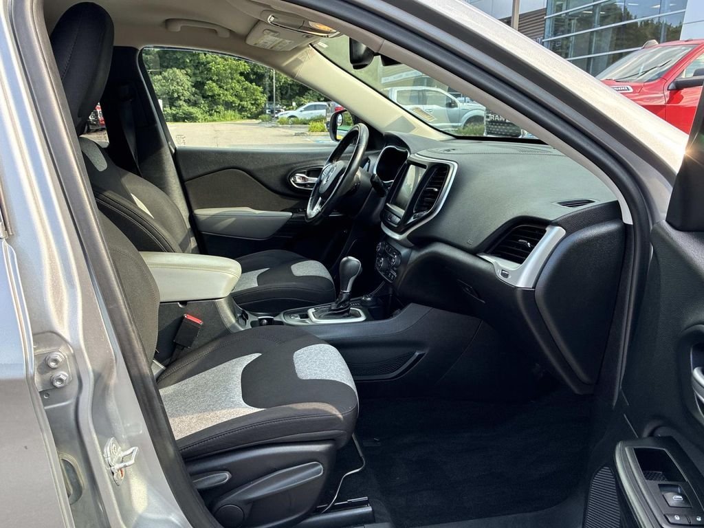 Used 2014 Silver Jeep Latitude image 9