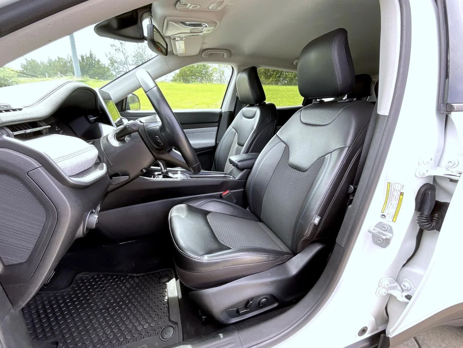 Used 2022 White Jeep Latitude image 10