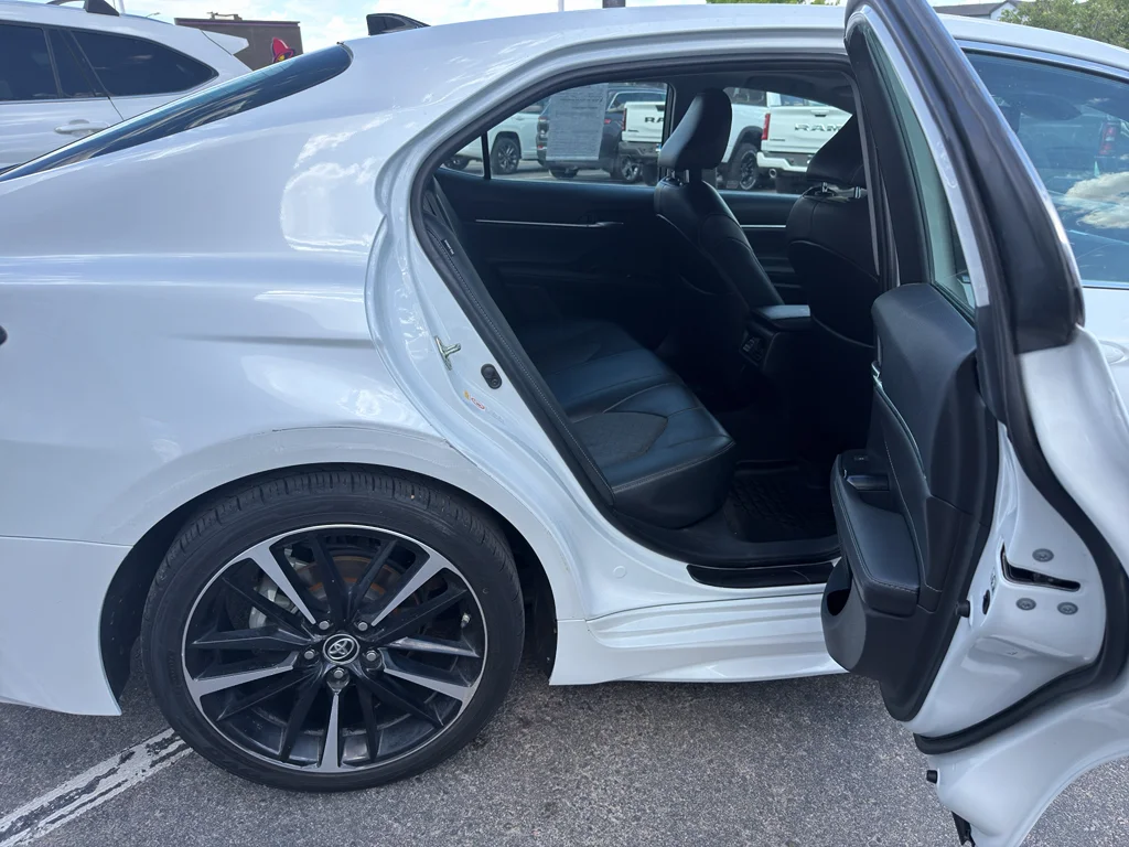 Used 2018 Super White Toyota XSE V6 image 31