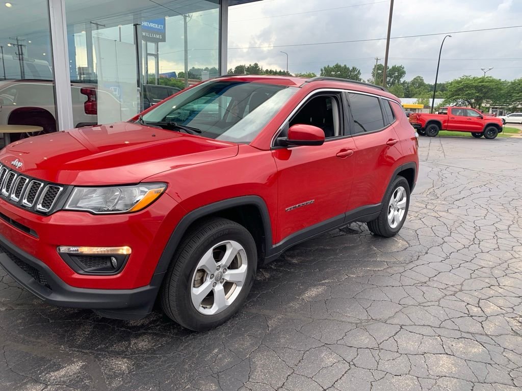 Used 2019 Redline Pearlcoat Jeep Latitude image 1