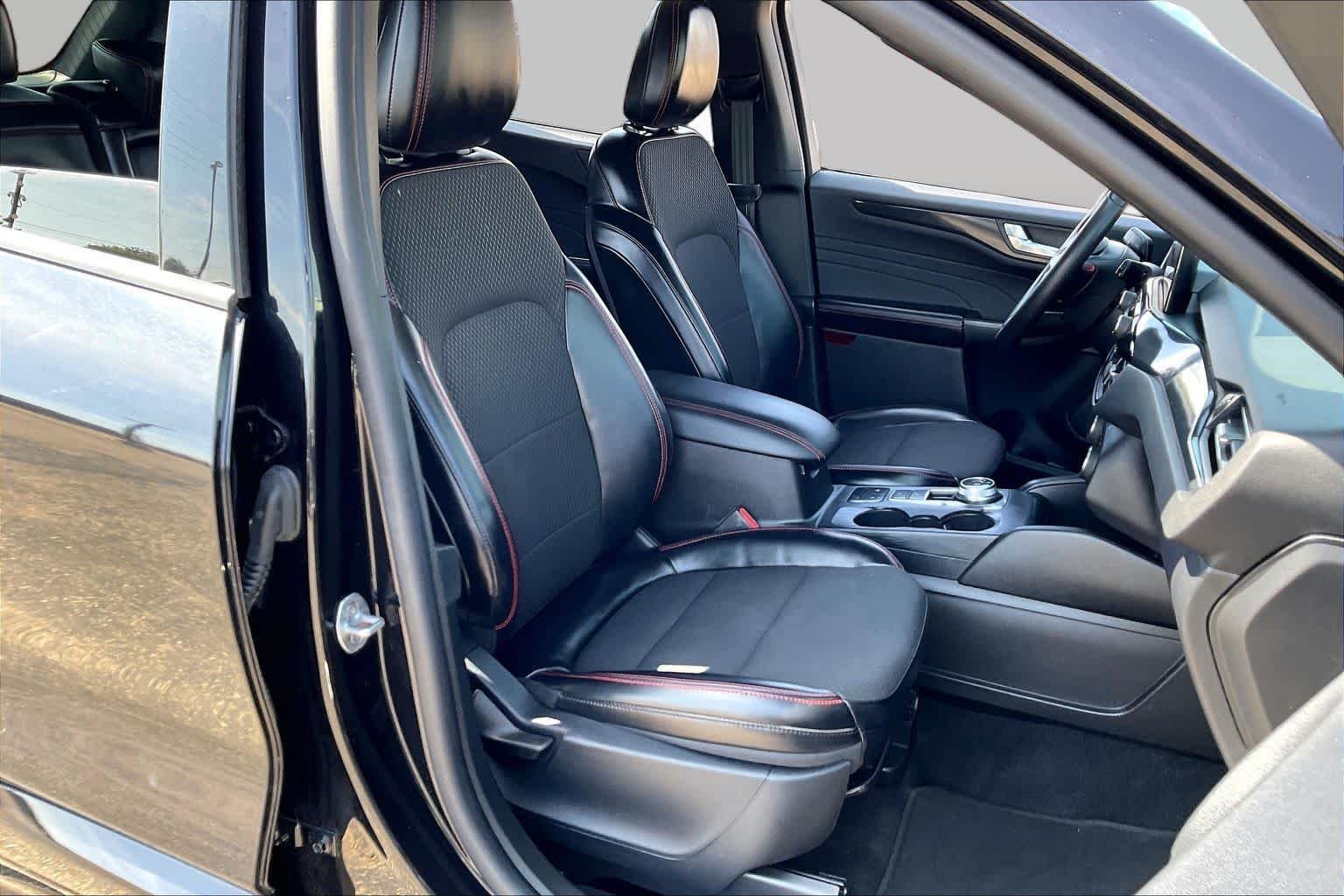 Used 2024 Agate Black Metallic Ford ST-Line image 9