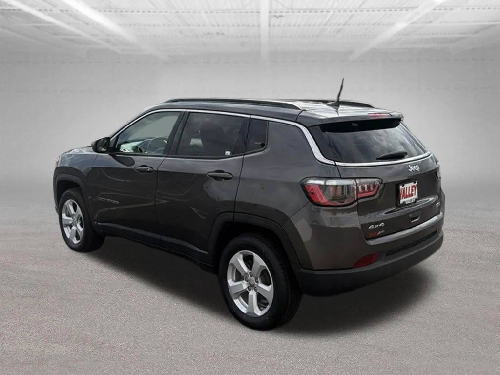 Certified Used 2021 Granite Crystal Clearcoat Metallic Jeep Latitude image 10