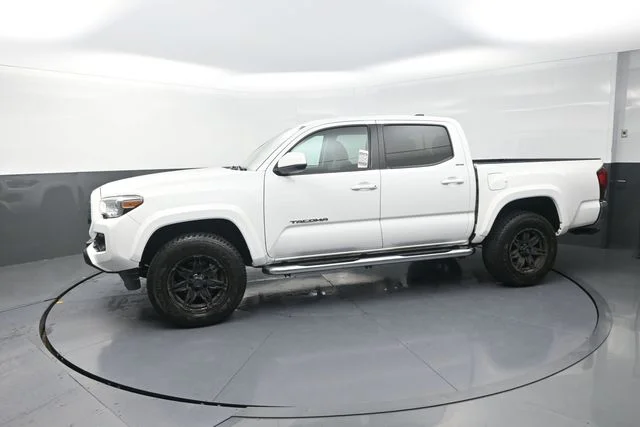 Used 2022 White Toyota SR5 image 41