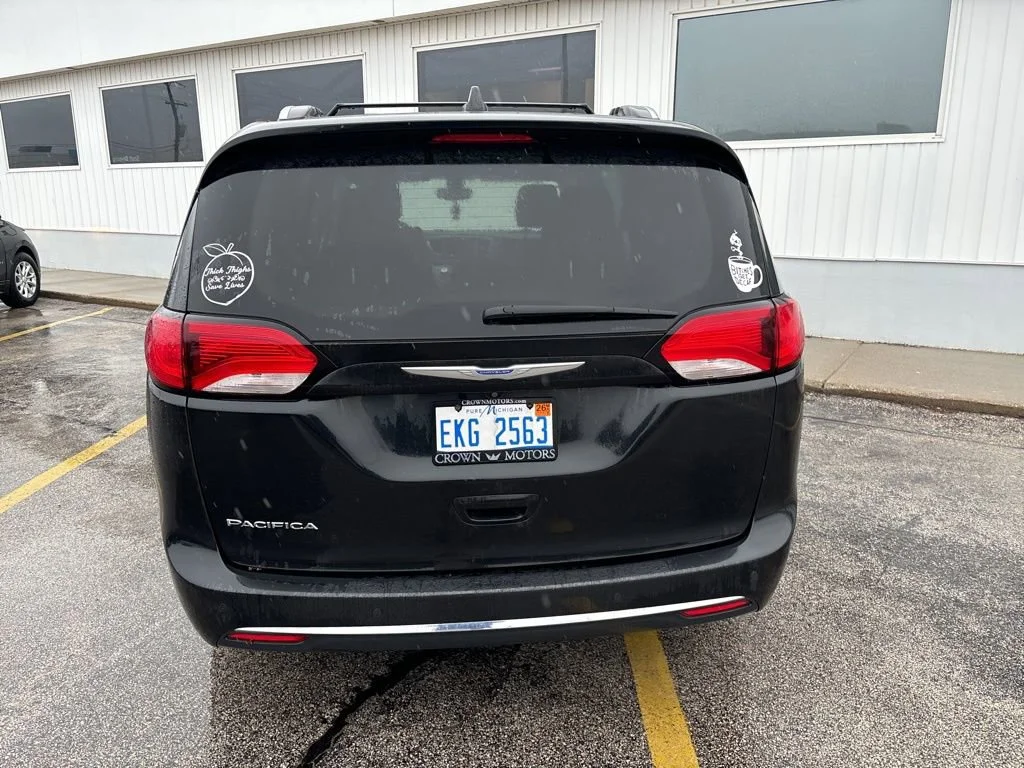 Used 2018  Chrysler Touring L image 4