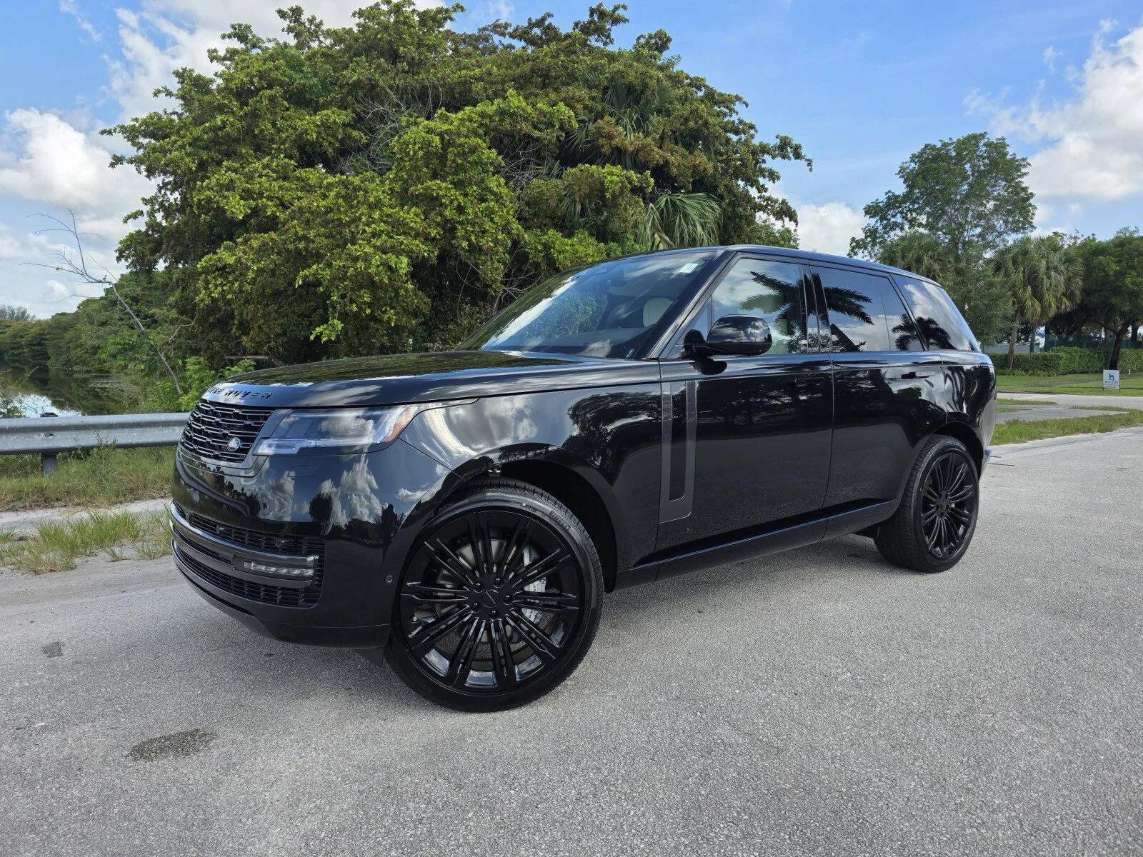 New 2026 Santorini Black Metallic Land Rover P400 SE image 1