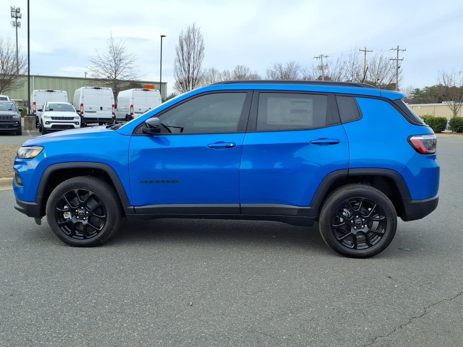 New 2026 Hydro Blue Pearl-Coat Exterior Paint Jeep Latitude Altitude image 28