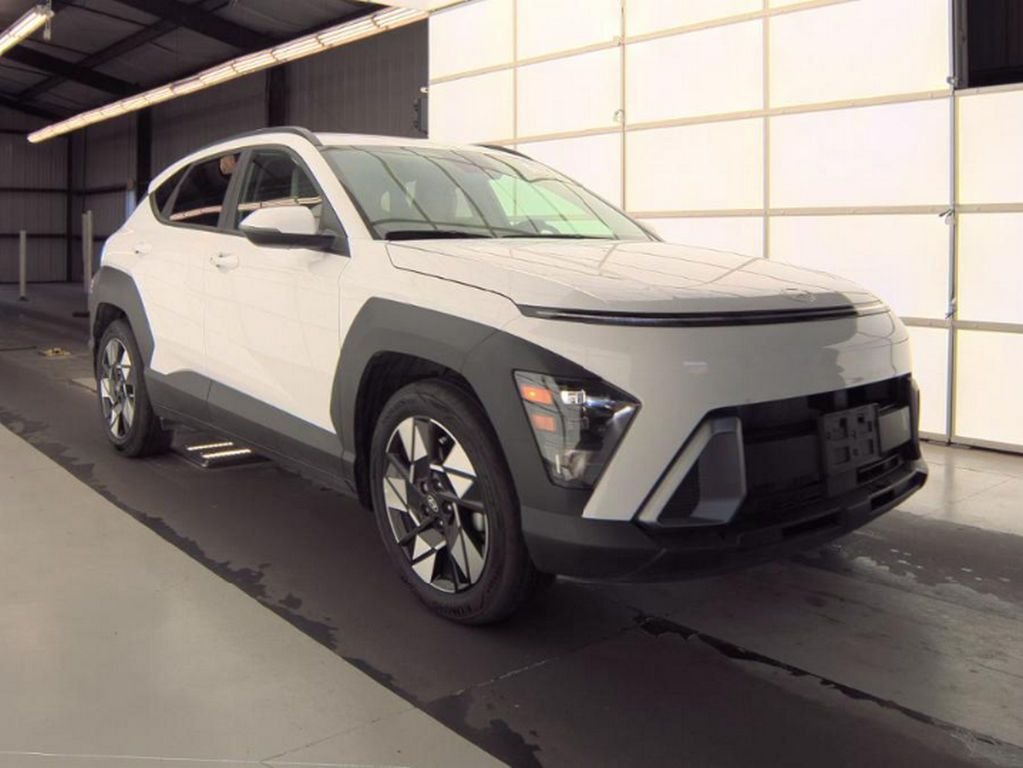 Used 2025 White Hyundai SEL image 4