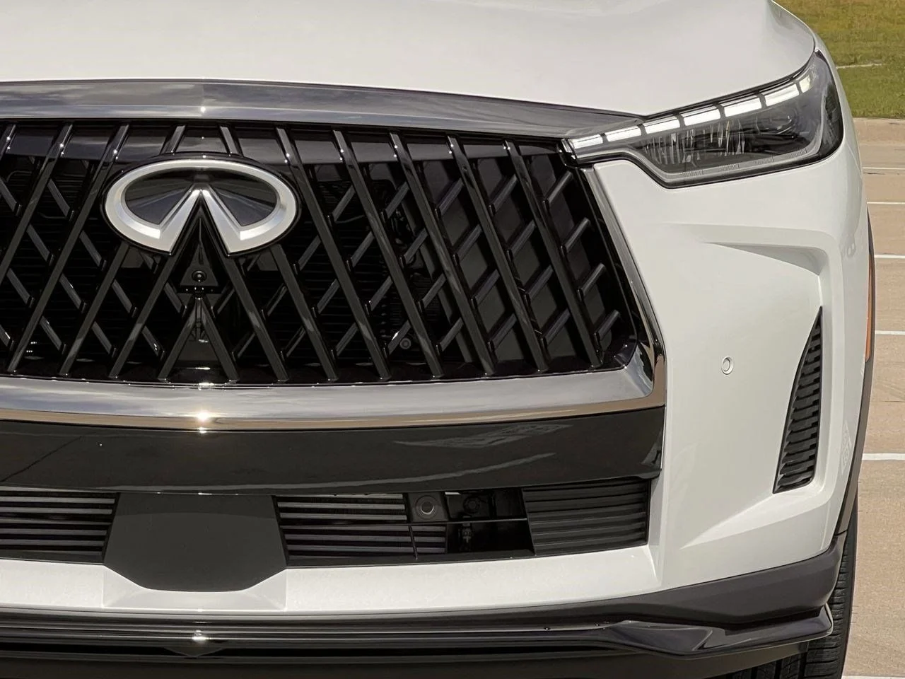 New 2027 RADIANT WHITE INFINITI Sport AWD image 8