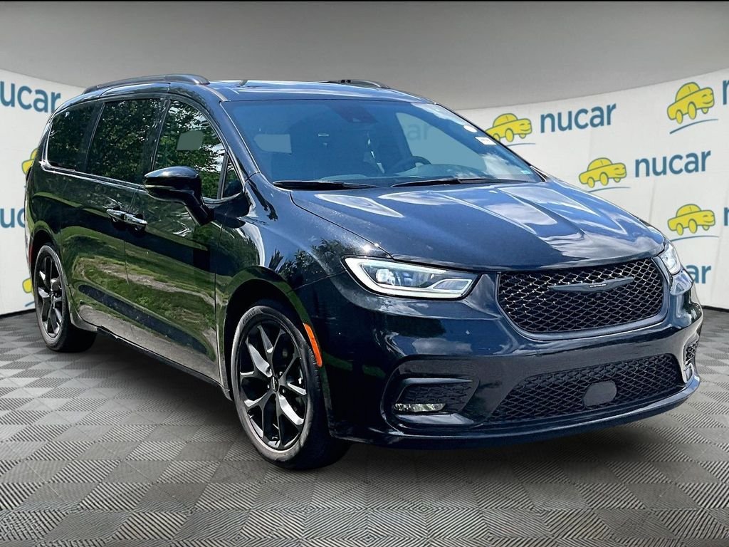 Used 2025 Black Chrysler Limited image 1
